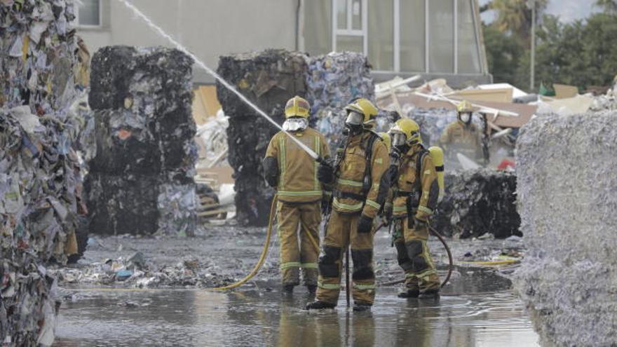 Gran incendio en un almacén de papel en Marratxí