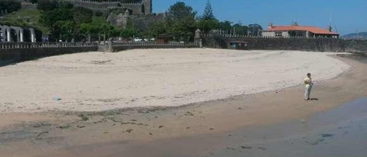 La parcelación anunciada en Baiona, ahora en &quot;stand by&quot;, iba a ensayarse en la céntrica playa de A Ribeira. // Jose Lores