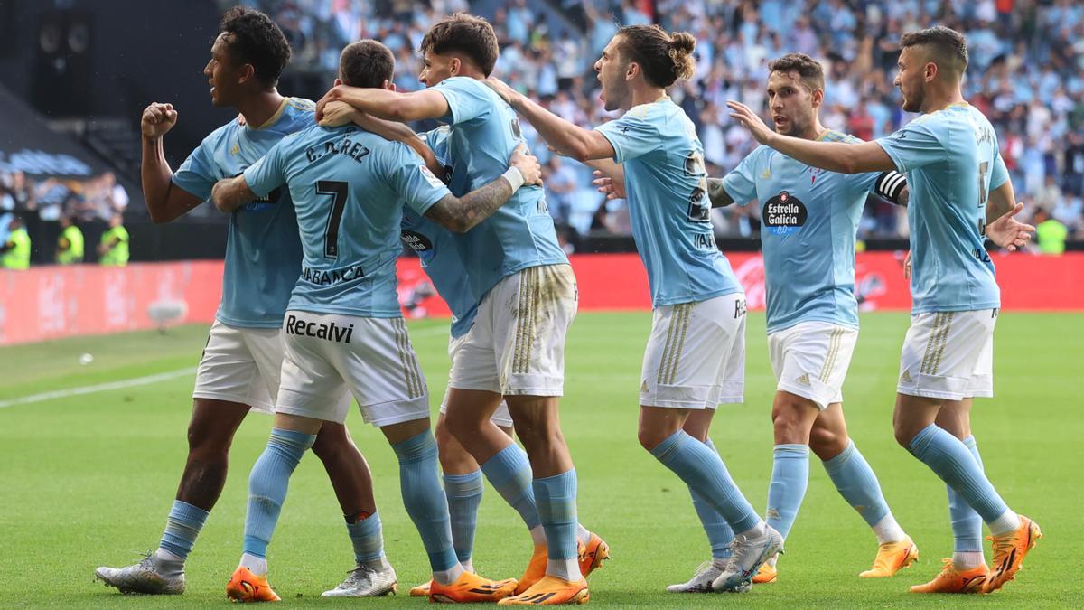 Los jugadores del Celta celebran el gol de Carles Pérez ante el Girona.