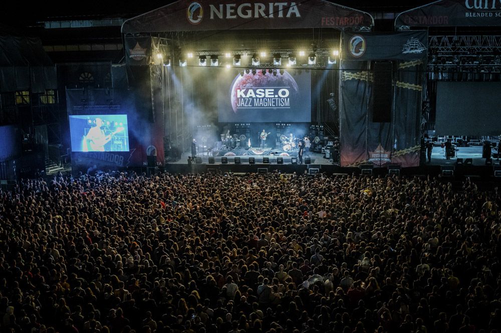 Así se vivió la lluvia la primera noche del festival Festardor, en el Port de Sagunt.