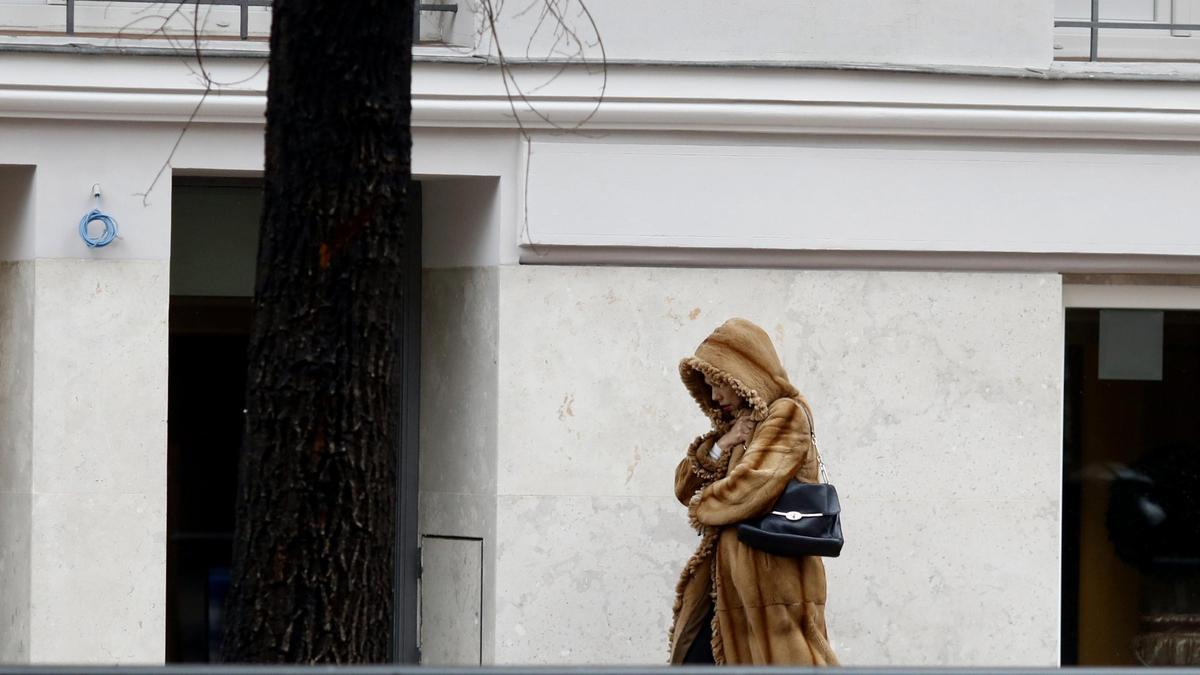 Una dona es protegeix del fred, en una imatge d'arxiu.