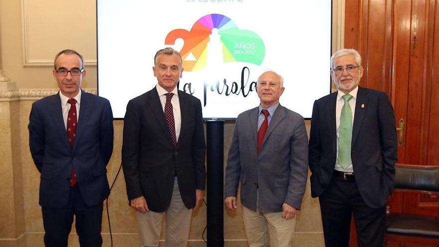 Paulino Plata con el director del Puerto y los historiadores malagueños, delante del logo del 200 aniversario de la Farola