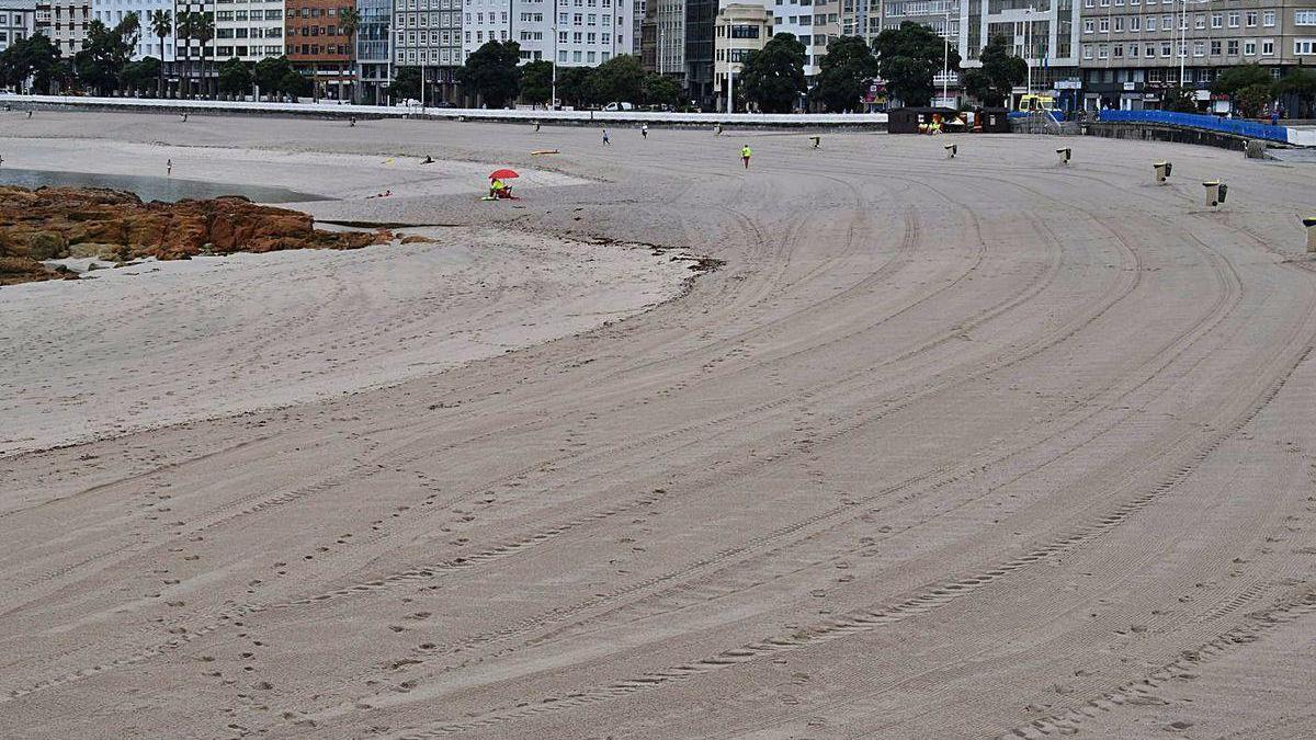 Playas vacías ayer a primera hora en la ciudad.