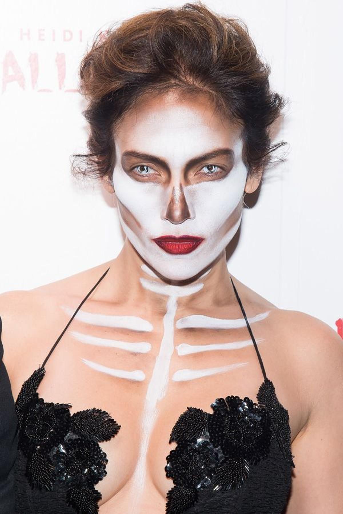 Jennifer López luce escote en Halloween