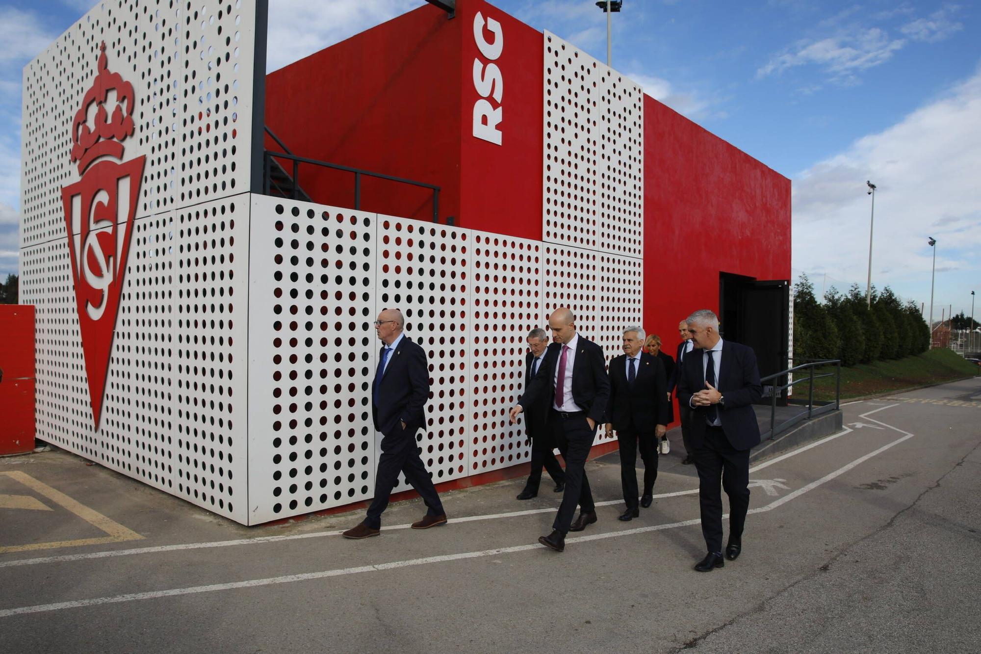 La visita del presidente de la Federación Española de Fútbol, Pedro Rocha, a Asturias, en imágenes