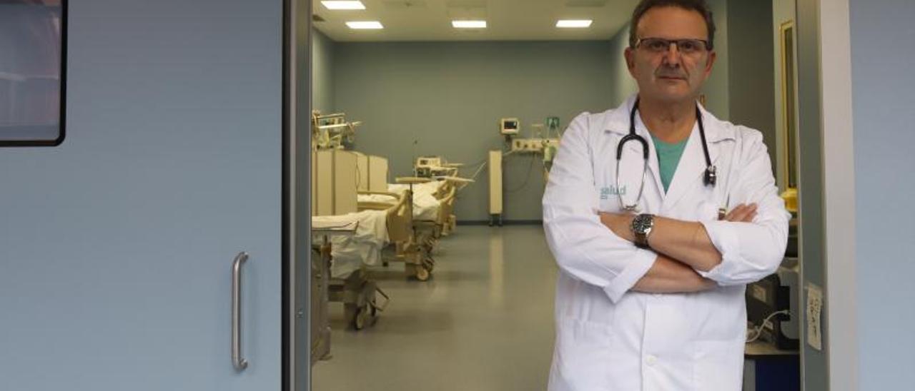 Juan Marín, jefe de Anestesia del hospital Provincial de Zaragoza, posa para EL PERIÓDICO a las puertas del bloque quirúrgico del centro.