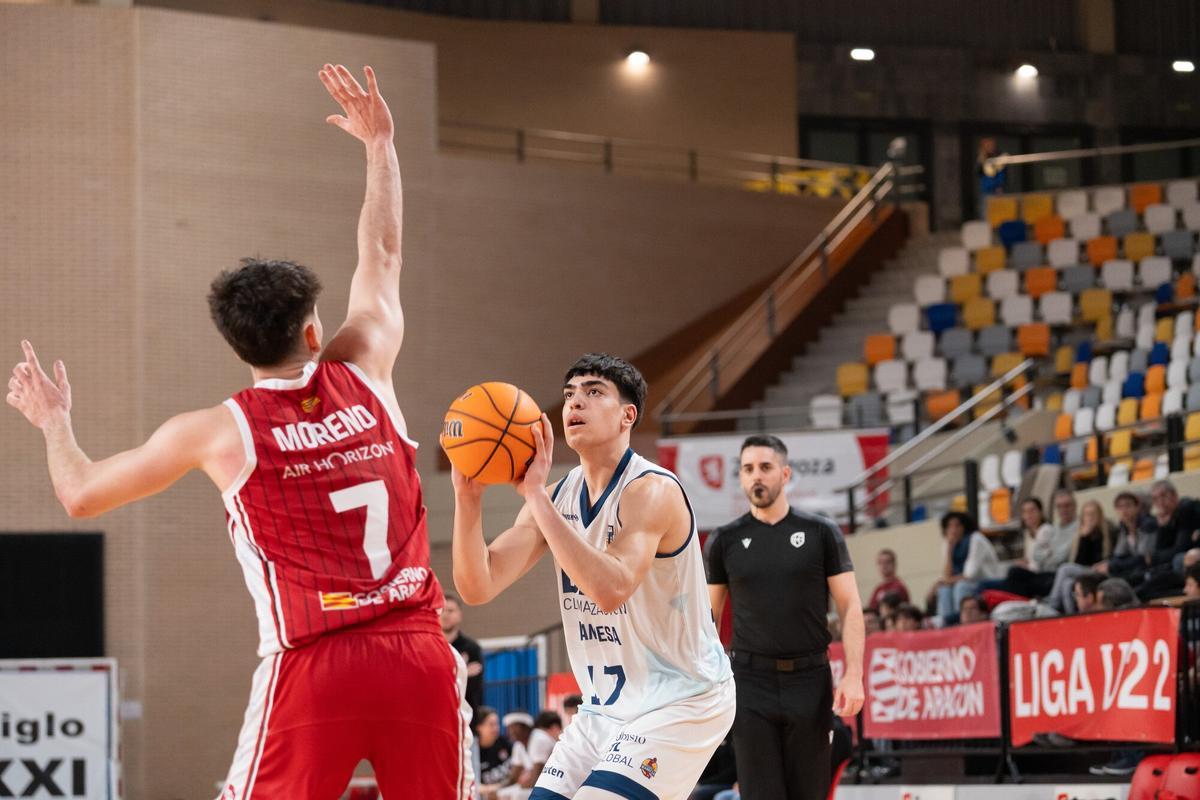Guillem Naspler, abans d'intentar un tir a cistella en el partit a Saragossa