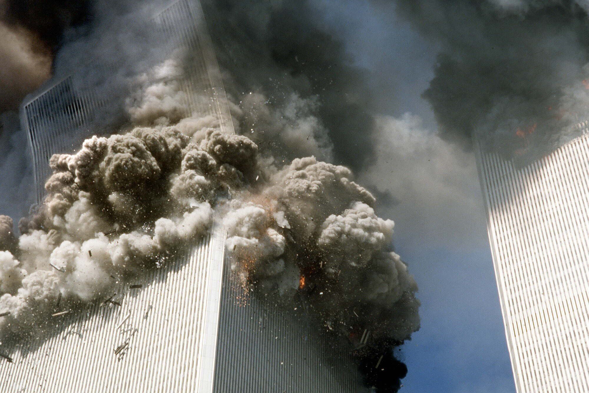 Momento en el que se derrumbó la Torre Sur, la segunda en ser atacada.