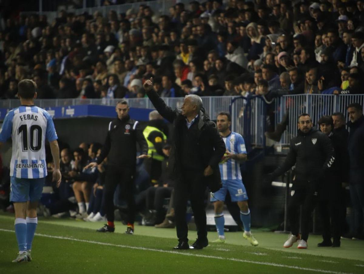 Pellicer da instrucciones a sus jugadores desde la banda.