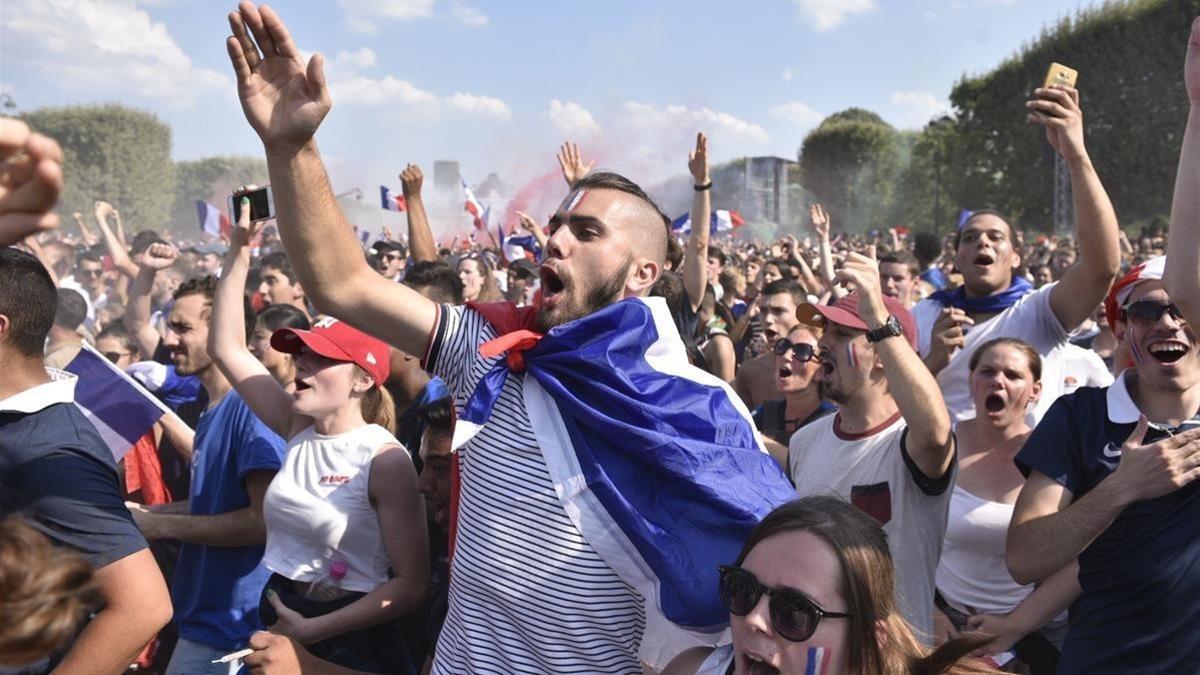 segea44338011 paris  france   15 07 2018   french supporters celebrate at 180715223628