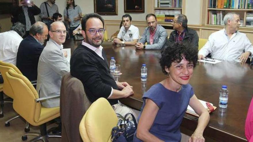 Antonio Hernando, ayer, con compañeros y empresarios en la Cámara de Comercio. // Iñaki Osorio