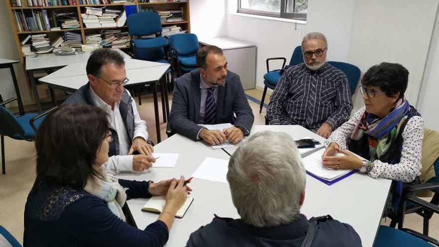 La reciente reunión de miembros de la plataforma y representantes del centro de salud con el nuevo gerente de la EOXI de Vigo, en el centro de salud de Cangas. // Santos Álvarez