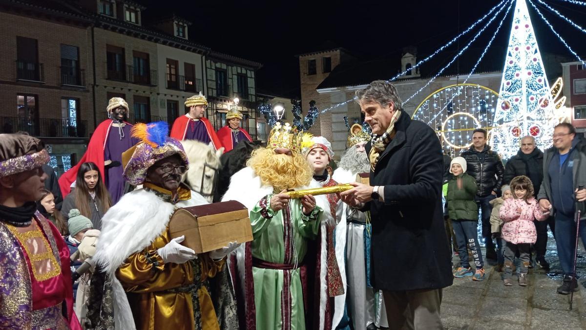 El alcalde de Toro hace entrega de la llave de la ciudad a los Reyes Magos.