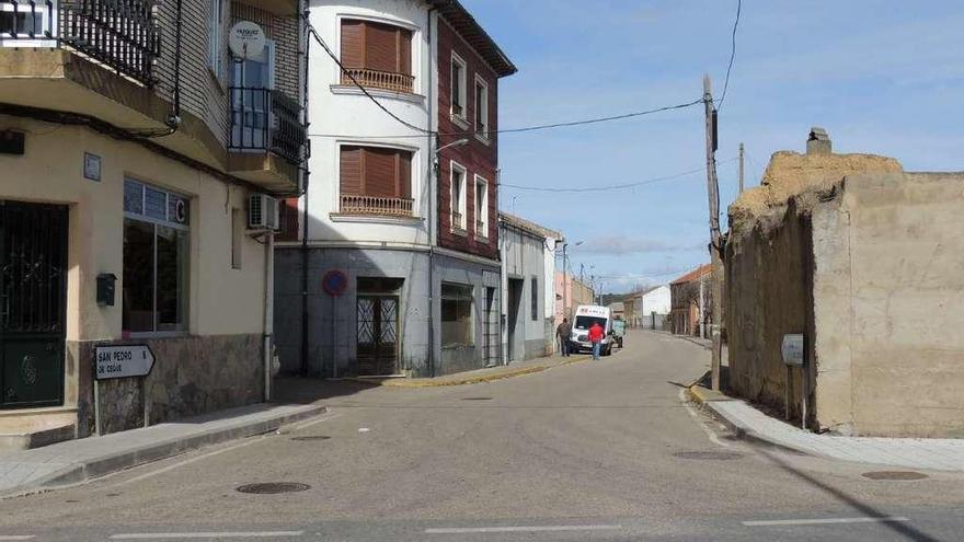 Aspecto que presenta la calle Ramón y Cajal en Camarzana de Tera, sin señalización horizontal.