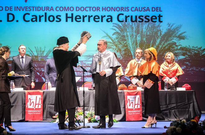 Así ha sido el acto de clausura del curso académico de la UMH en el que se ha investido al periodista Carlos Herrera Doctor Honoris Causa