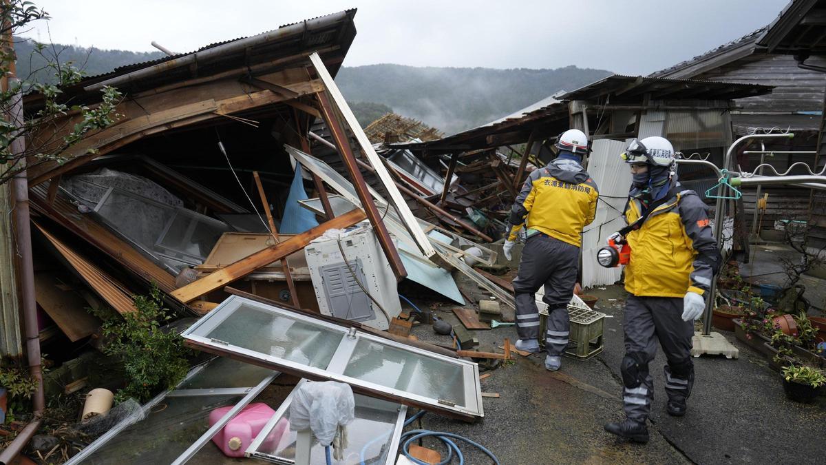 Estructuras de edificios y vehículos quemados tras el terremoto en Wajima, Japón