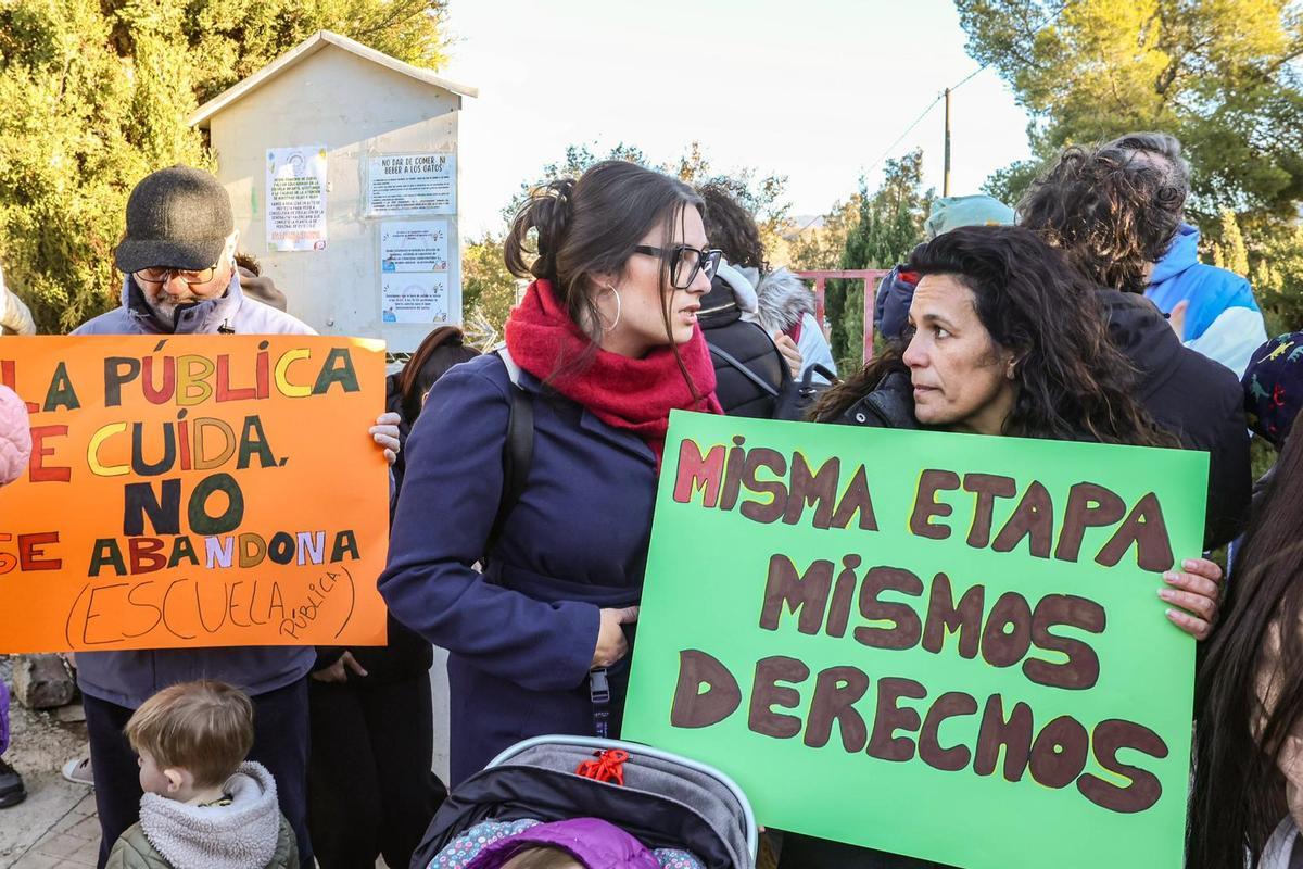 La edil de Educación ha asistido a la movilización frente a las puertas del centro.