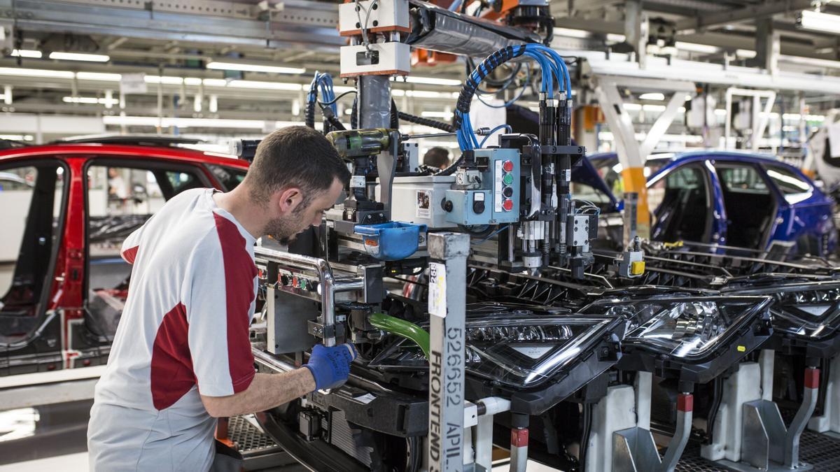 Un trabajador en una fábrica de coches.