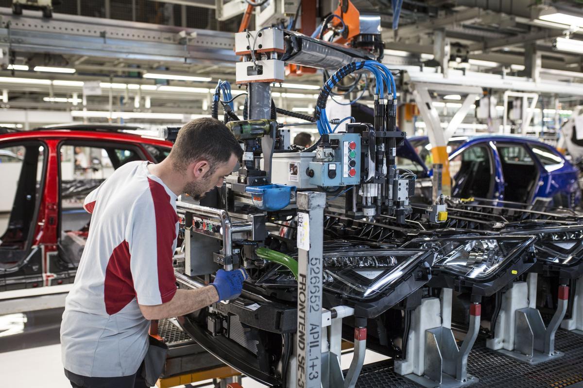 Un trabajador en una fábrica de coches.