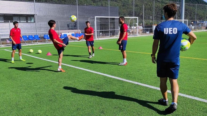 Els jugadors de l&#039;Olot exercitant-se al Morrot