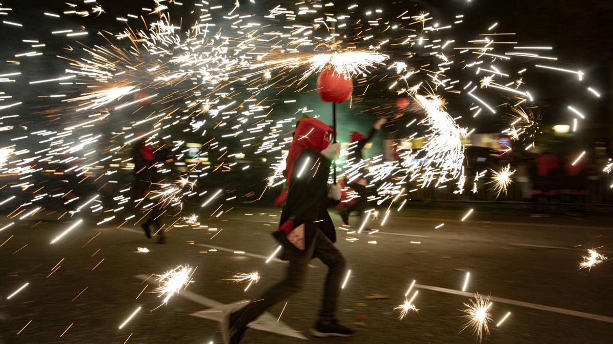 Un 'diable' actúa en la Festa del Foc de la Mercè, en 2021.