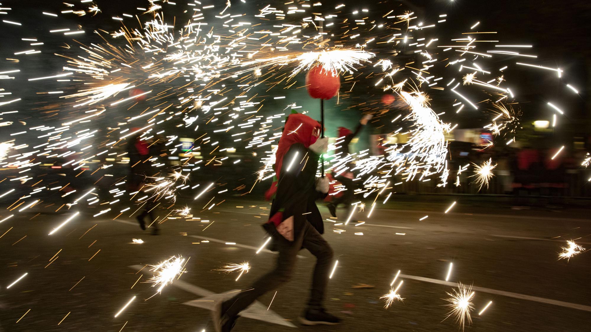 BARCELONA 24/09/2021 Barcelona. Festes de la Mercè. Festa del Foc: Correfoc estático por tramos en el Passeig de Gràcia entre carrer Rosselló i diputació FOTO de FERRAN NADEU