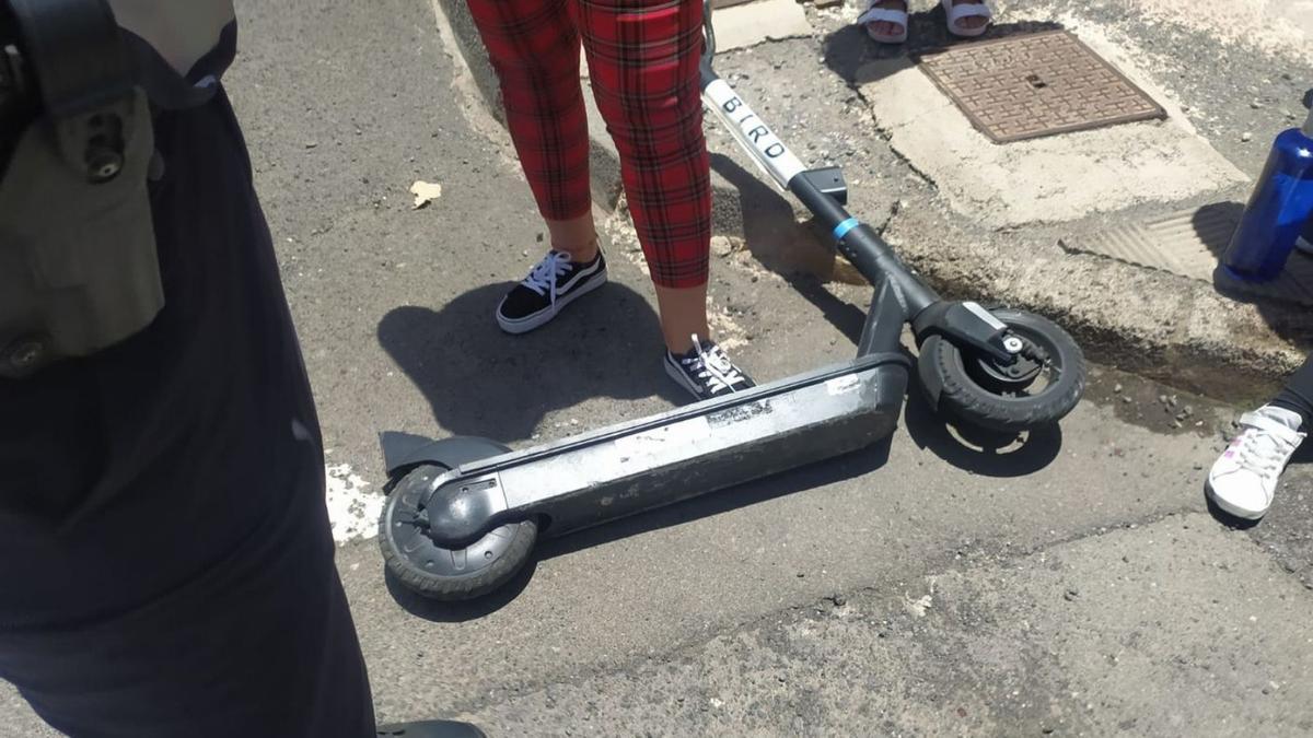 El patinete eléctrico accidentado en la calle Gran Canaria, en la capital majorera. | | LP/DLP