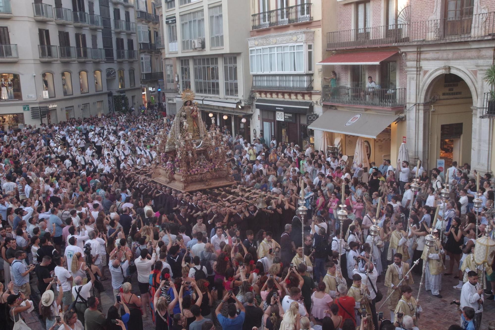 La procesión de la Virgen del Carmen Coronada de El Perchel, en imágenes