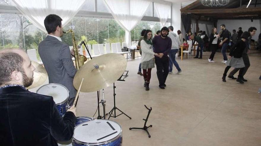 Los bailarines danzaron a los acordes de Chus Pazos Trío. // Santos Álvarez