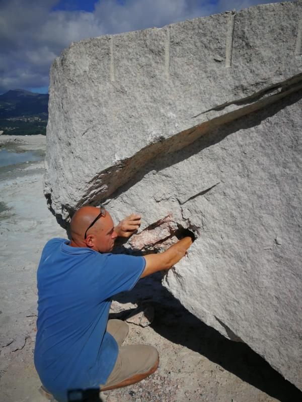 Moisés Núñez, recuperando minerales en O Porriño.   |  FDV