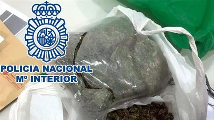 Detenido con una pistola de fogueo, una navaja y marihuana