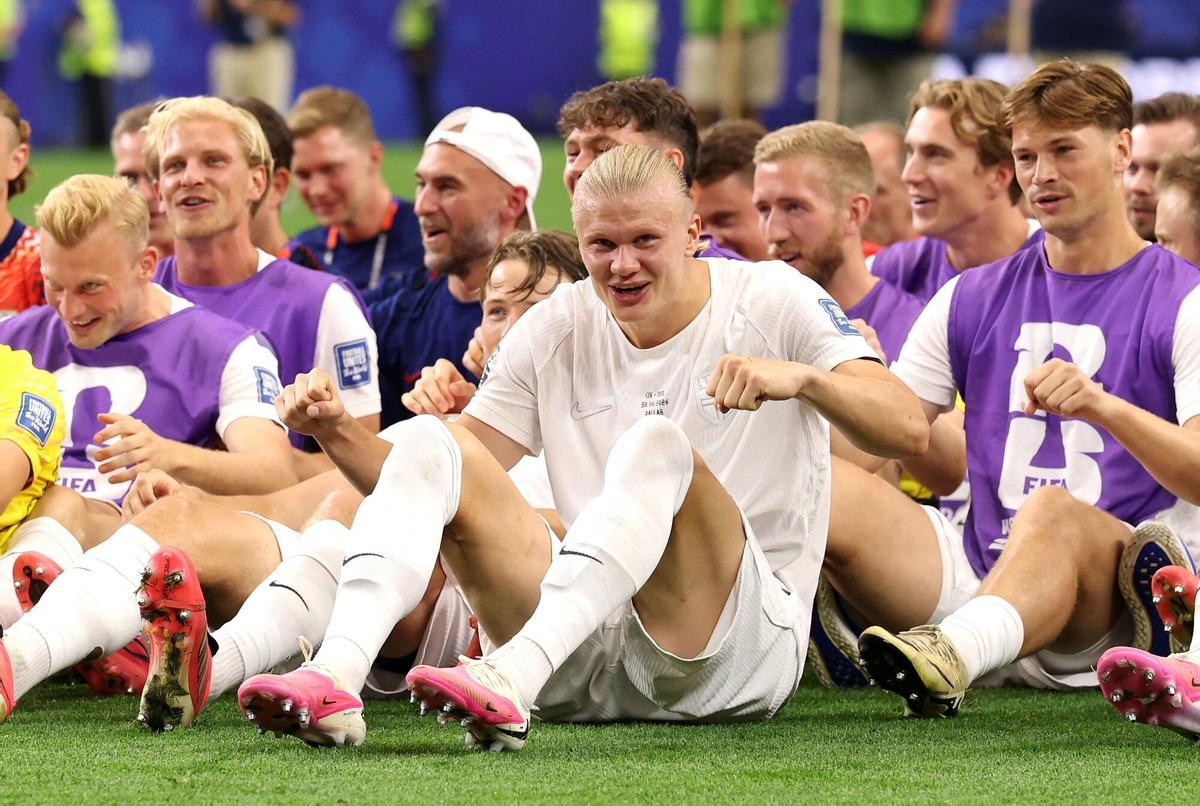 Erling Haaland, al frente del equipo, en la habitual celebración de Noruega practicando el remo ante sus aficionados.