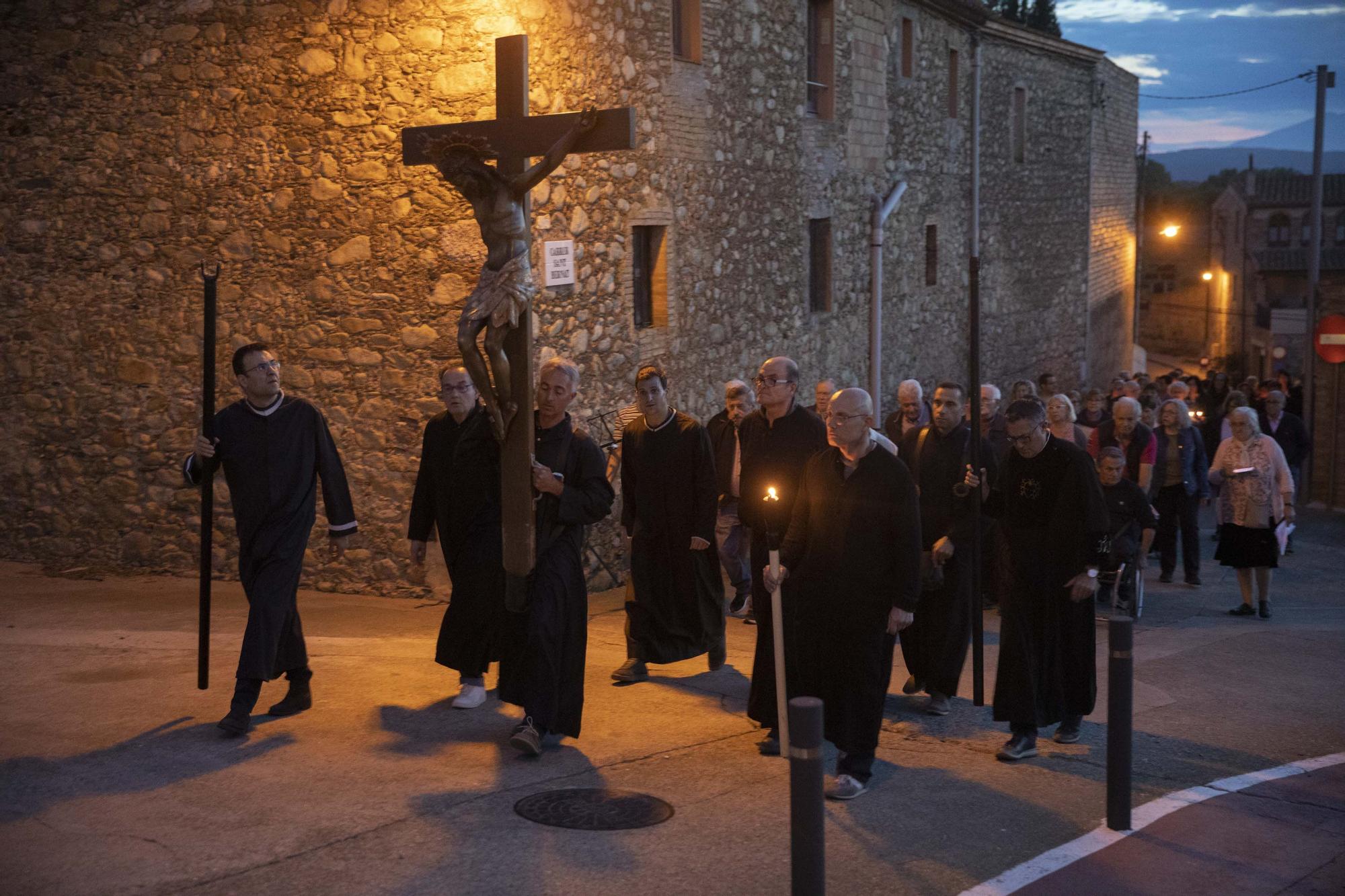 Peralada treu al Sant Crist Negre en processó invocant la pluja