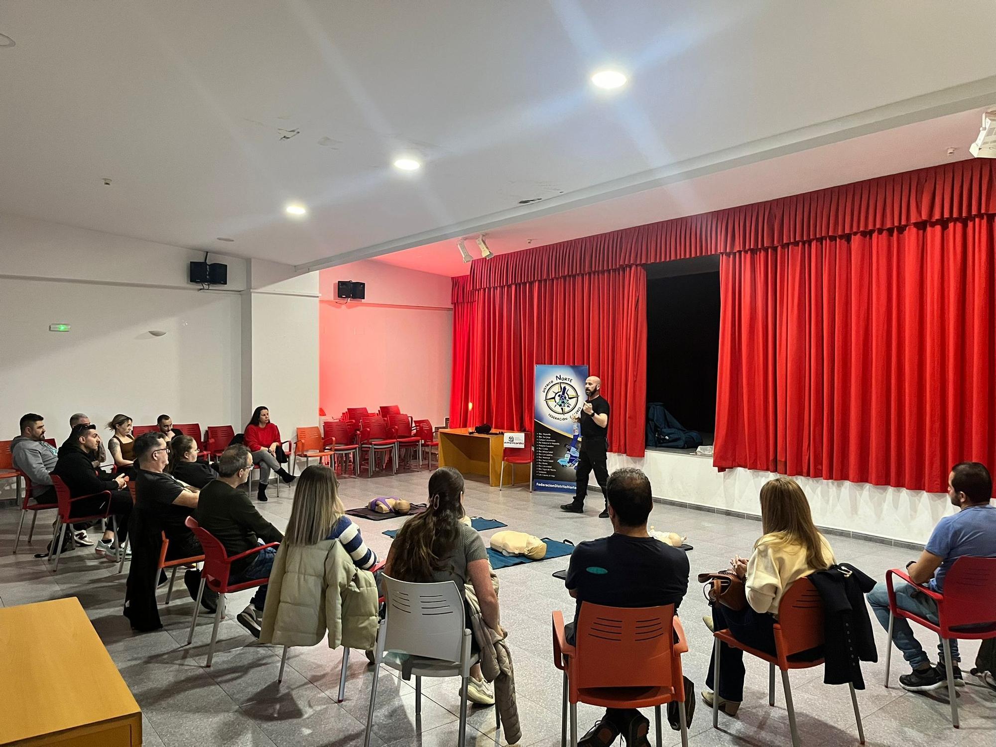 Curso de formación en primeros auxilios en la Casa de Cultura Mejostilla-Gredos de Cáceres.