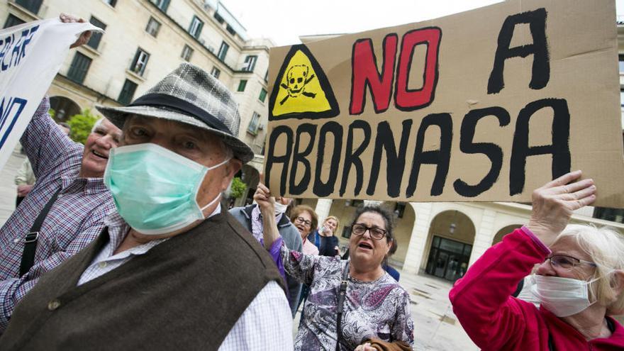 Vecinos protestan durante el último pleno municipal en Alicante