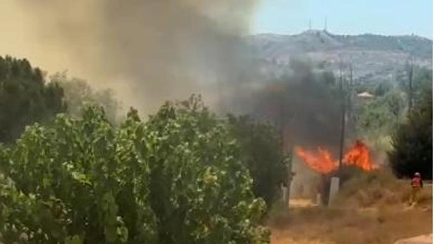 Incendio en el cauce del río Vinalopó dentro del casco urbano de Sax