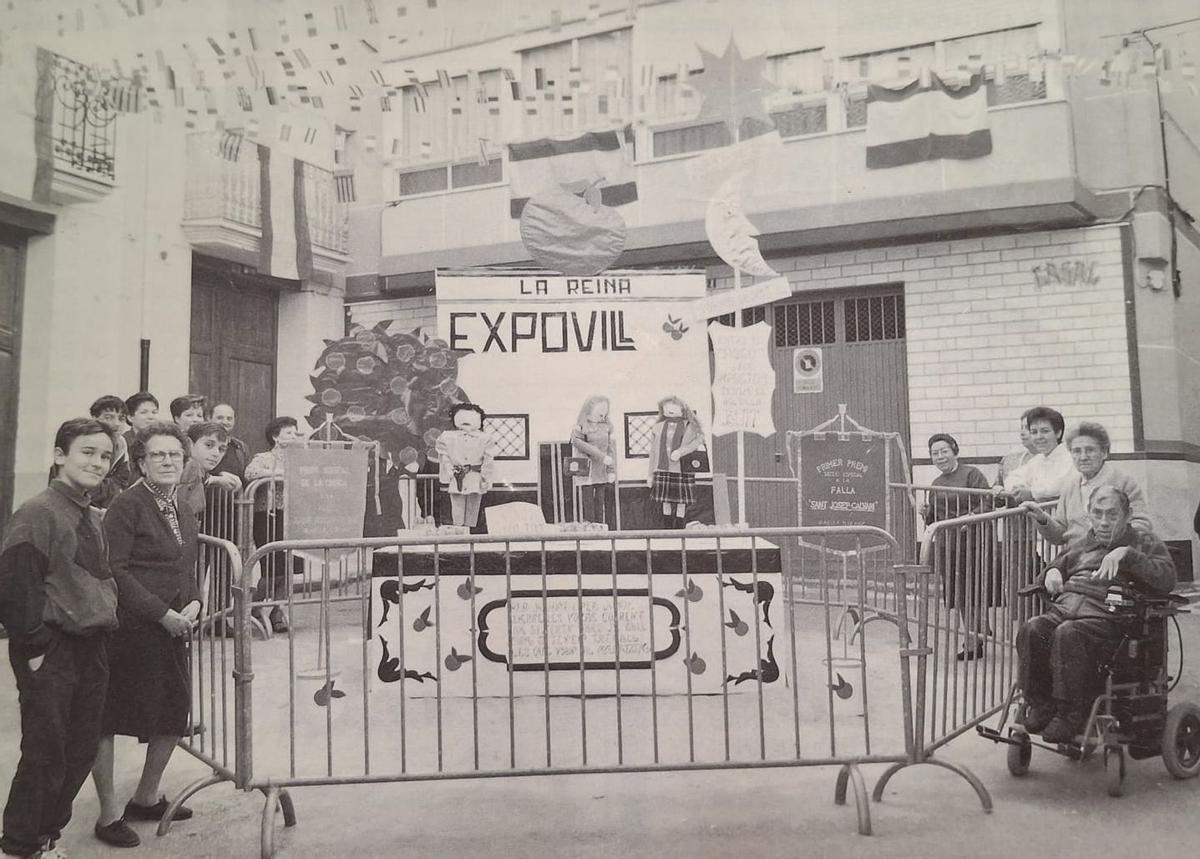 Foto de la falla que se montó en la Vilavella en 1995 para conmemorar el 50 aniversario de su primera 'plantà'.