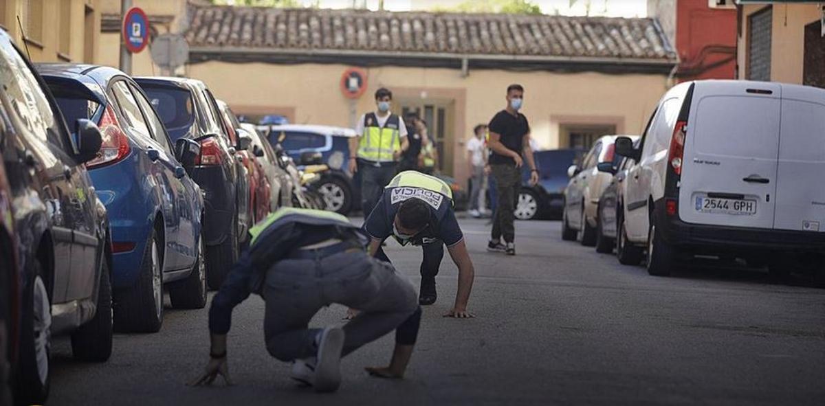 Polizisten suchen Patronenhülsen nach einem Schusswechsel der beiden Clans (Archivbild)