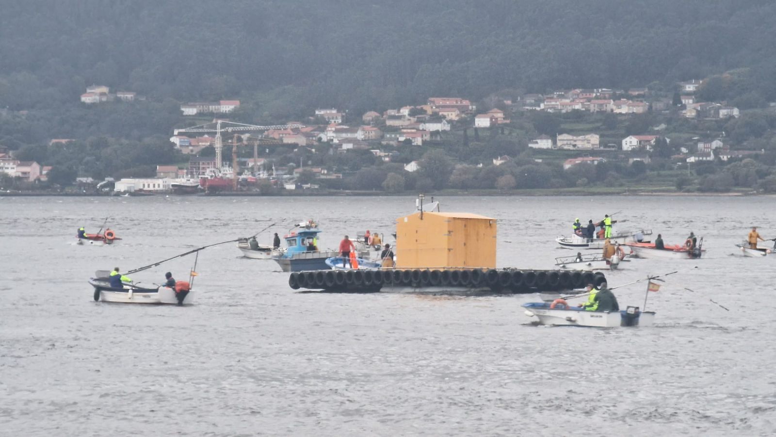 Así es el día a día en el puerto y la lonja de O Testal (Noia), donde cada vez se dan cita más mariscadores arousanos.