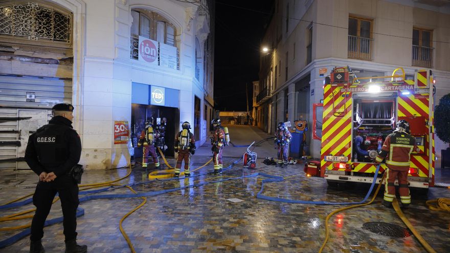 Alarma por el incendio de una tienda en pleno centro de Cartagena