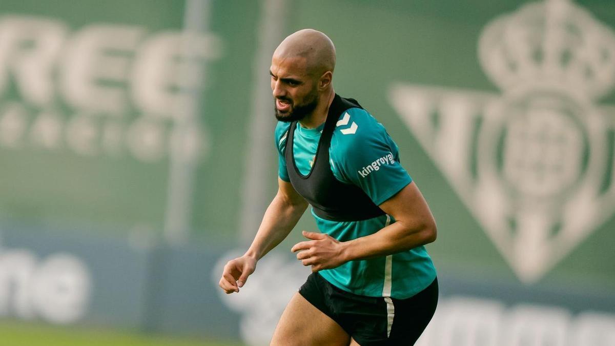 Vídeo | Sofyan Amrabat ya entrena en solitario con el Betis tras su lesión en la CD Luis del Sol