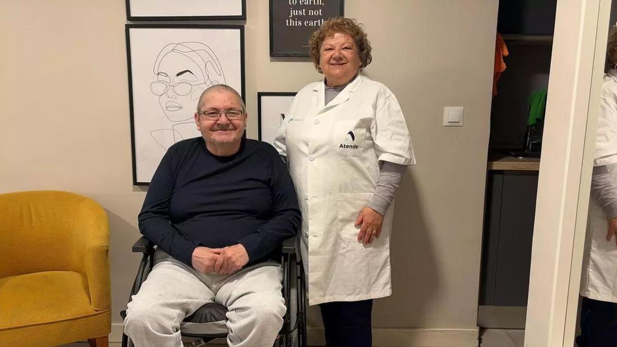 Isidra Cobos, profesional de la ayuda a domicilio, con José Macías, una de las tres personas a las que atiende.