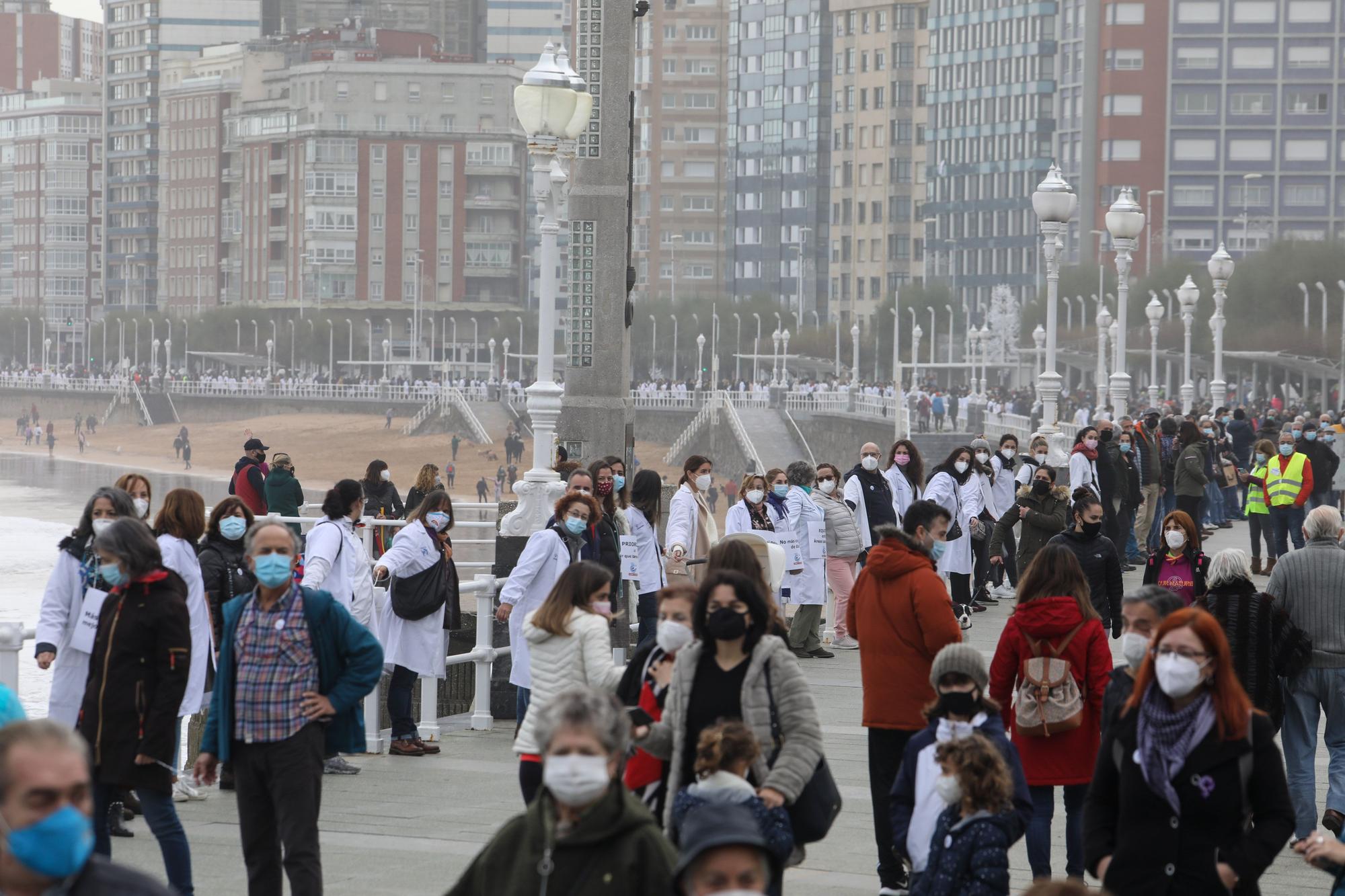 Cadena humana en Gijón por la sanidad pública