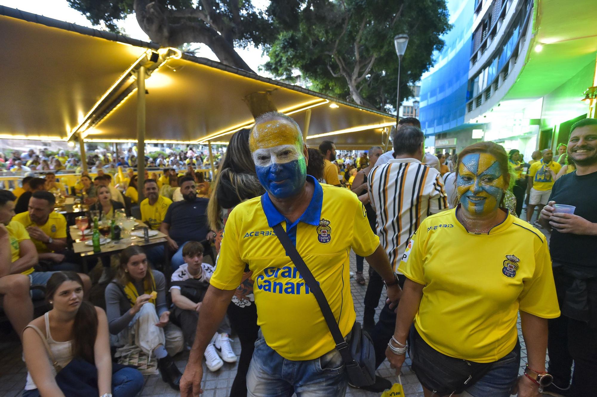 Ambiente en las terrazas de la Plaza de España durante el partido