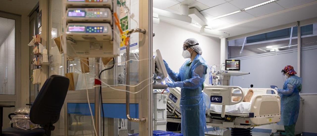Sanitarios atienden a un paciente covid-19 en un hospital.