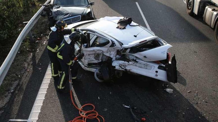 Los dos vehículos implicados en el accidente en la A-52. // Nick