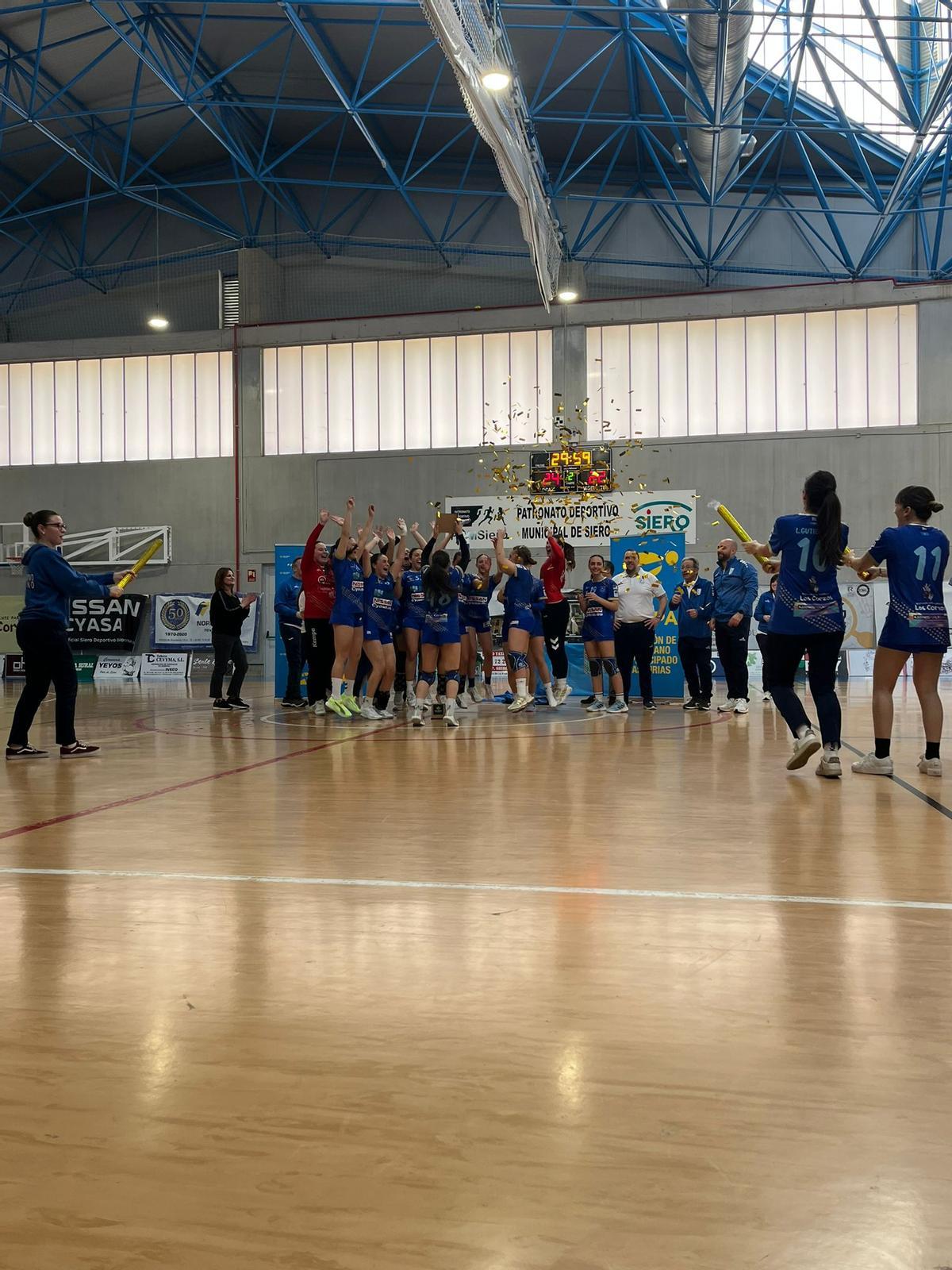 Las jugadoras del Siero celebran el título.