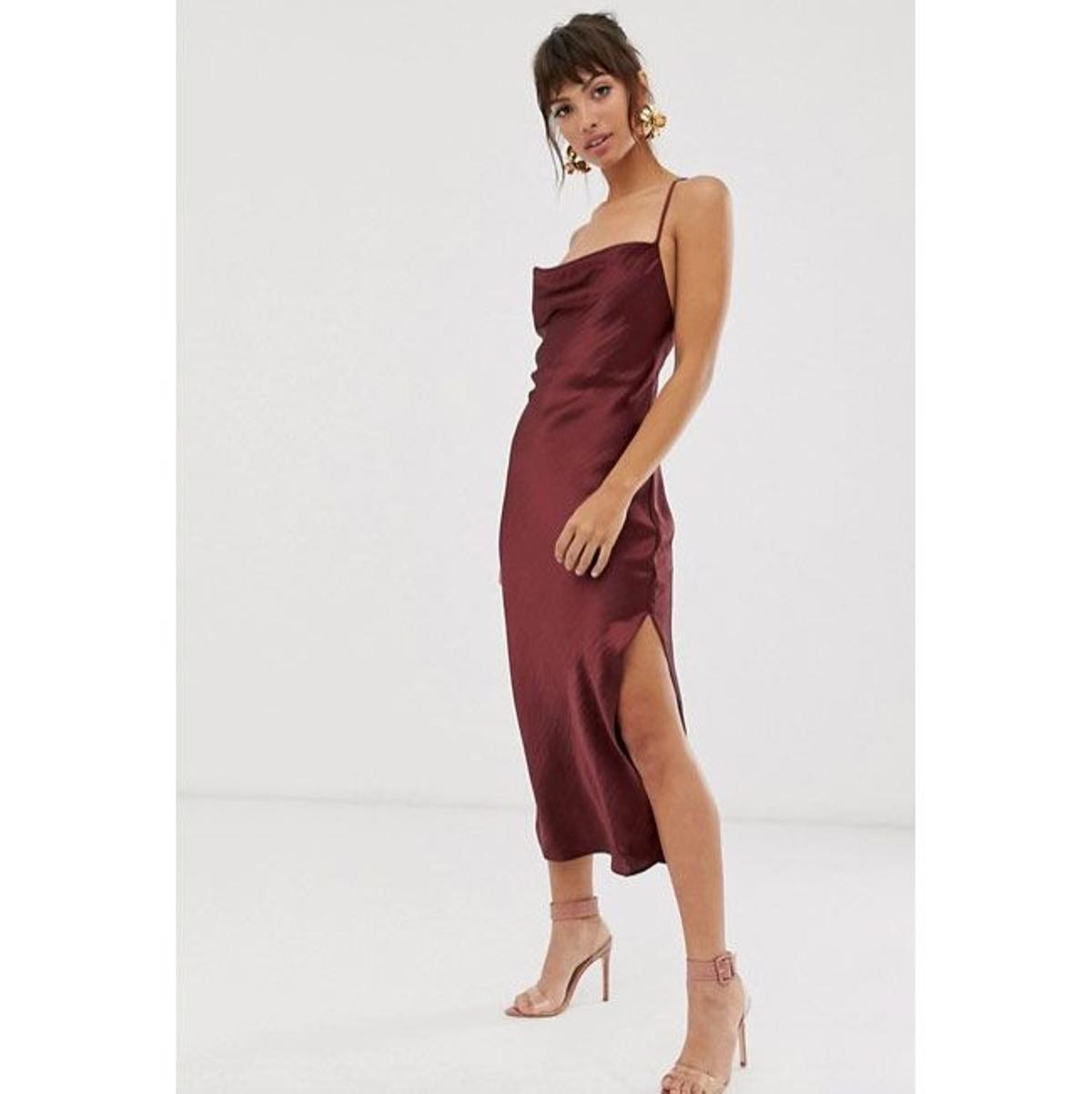 Vestido camisola midi de tirantes, de Asos