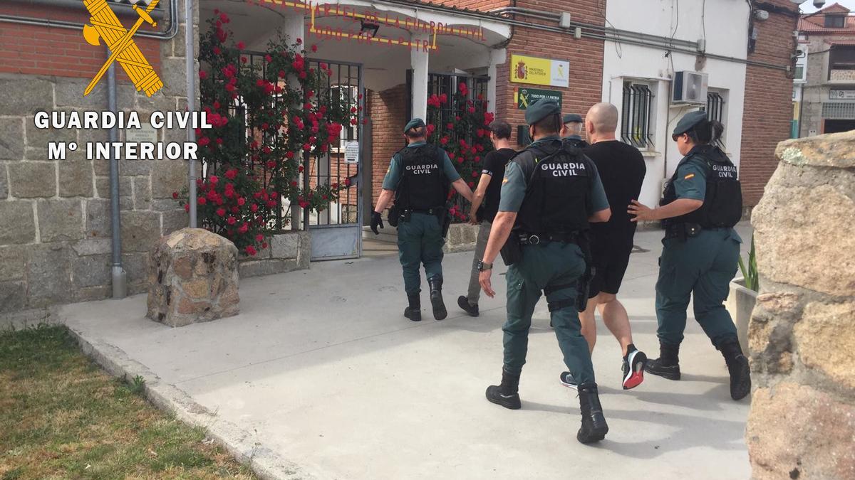 Agentes de la Guardia Civil durante la operación.