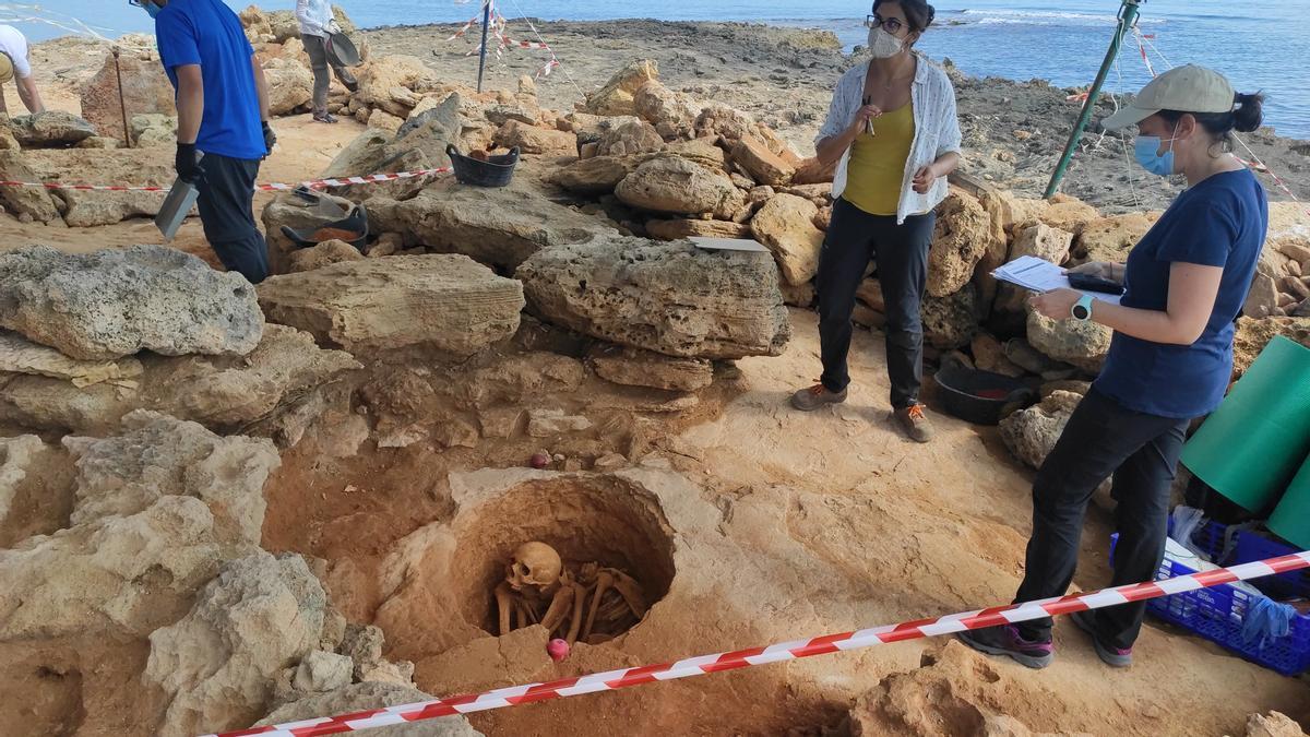 Aparecen los restos de un individuo adulto en una tumba inexplorada de Son Real